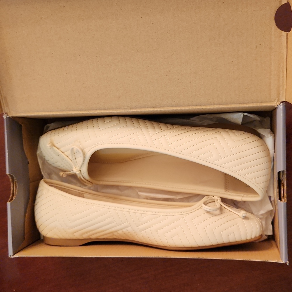 New Liz Claiborne cream flats